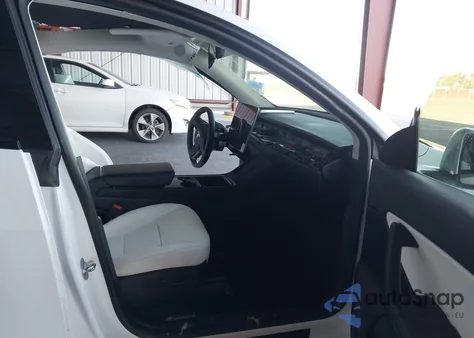 2022 Tesla Model Y Performance Dual Motor All-Wheel Drive z USA, uszkodzony, nr VIN 7SAYGDEF2NF350714